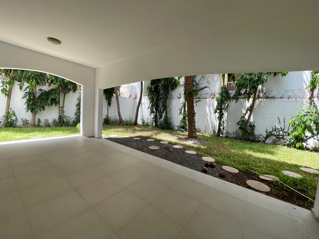 Superbe Villa de Standing à Louer aux Almadies – Grand Jardin et Espaces Lumineux