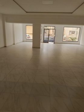 Local commercial lumineux 330m² carrelé Yoff SENELEC
