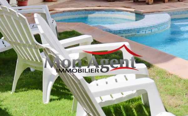 Villa R+2 avec piscine à louer — Almadies, Dakar