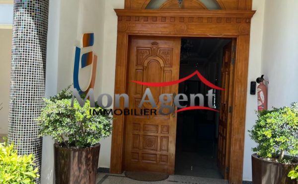 Villa R+2 8 chambres avec piscine à louer — Almadies, Dakar