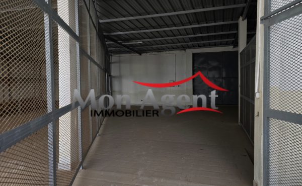 Hangar avec bureau et cour sécurisée à louer — Ngor Almadies, Dakar
