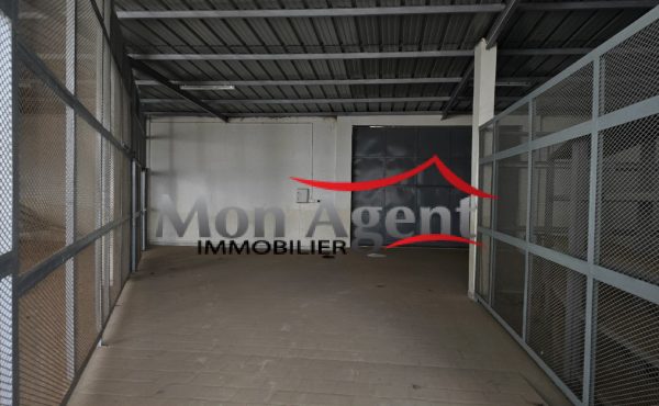 Hangar avec bureau et cour sécurisée à louer — Ngor Almadies, Dakar