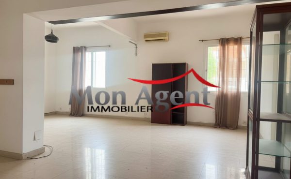 Maison de plain-pied à vendre — Plateau, Dakar (terrain individuel de 304 m²)