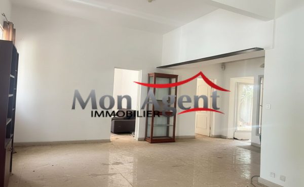 Maison de plain-pied à vendre — Plateau, Dakar (terrain individuel de 304 m²)